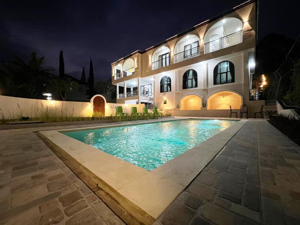 Villa di Lembang dengan Kolam Renang